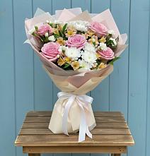 Букет цветов из:  Гвоздики, Орхидеи и Розы в Власихе Алтайский край