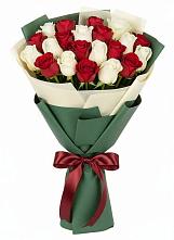 Букет Микс из красных и белых роз в Власихе Алтайский край