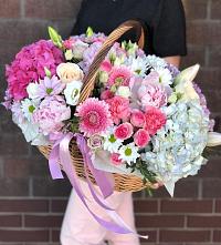 Цветочная композиция из Розы, Хризантемы, Пионы и Лизиантусы в корзине в Власихе Алтайский край