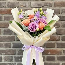 Букет цветов из:  Лизиантусы и Розы в Власихе Алтайский край