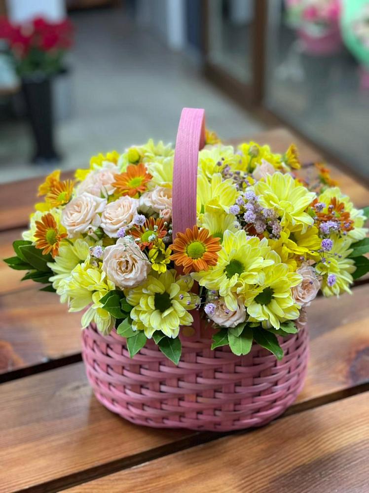 Цветочная композиция из Хризантемы и Розы в корзине в Власихе Алтайский край