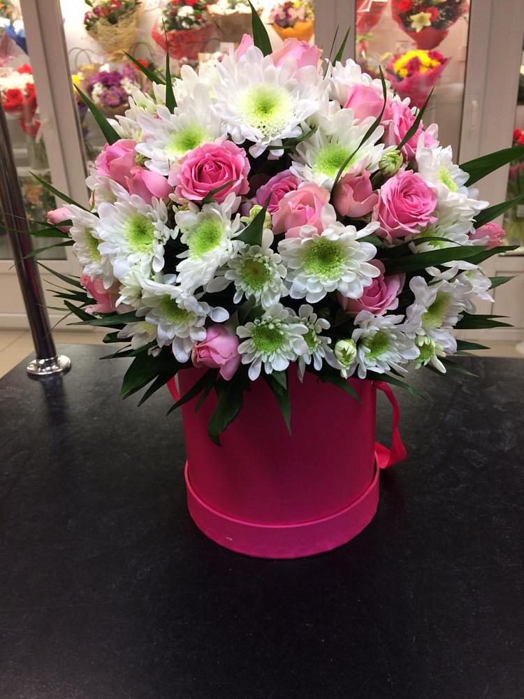 Цветочная композиция из Розы и Хризантемы в шляпной коробке в Власихе Алтайский край