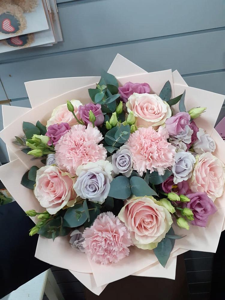 Букет цветов из: Розы, Гвоздики и Лизиантусы в Власихе Алтайский край