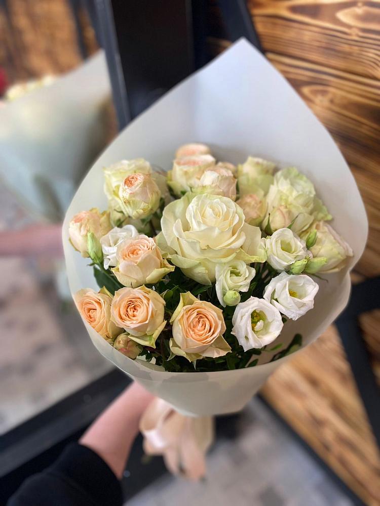 Букет цветов из: Розы и Лизиантусы в Власихе Алтайский край